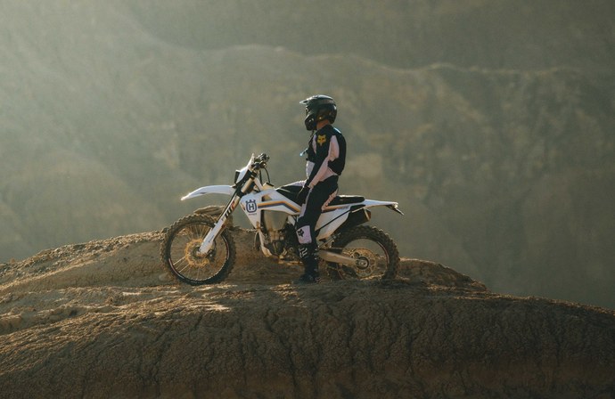 Motokrosový jezdec FOX v horské krajině